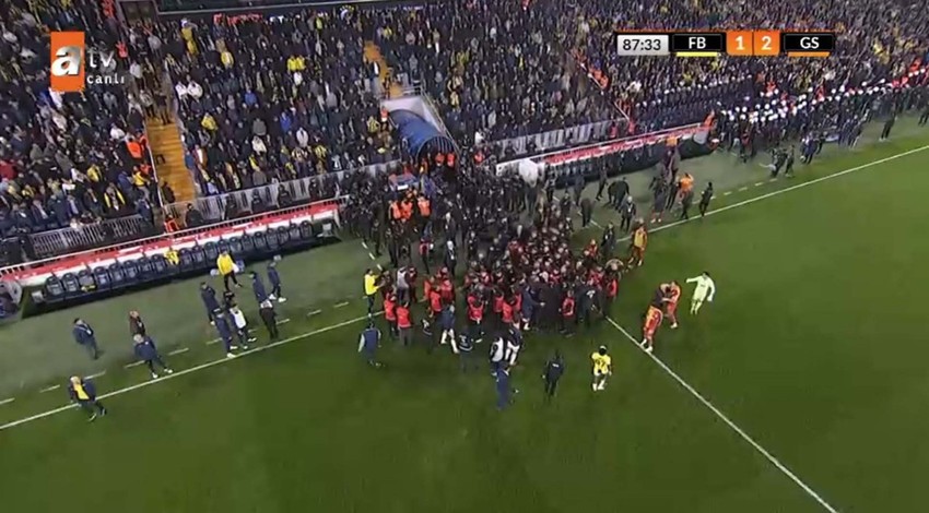 Fenerbahçe- Galatasaray maçında saha karıştı! 4 kırmız kart çıktı!