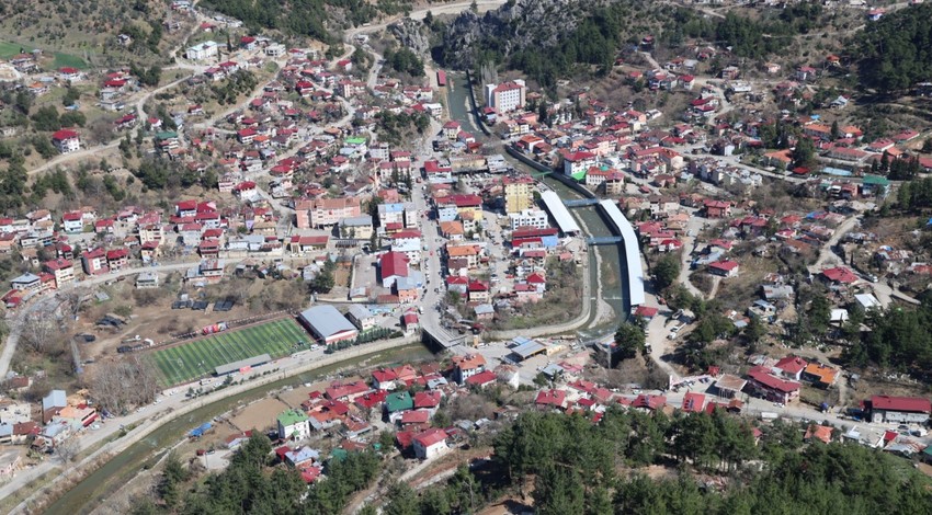 Adana'nın Akdeniz’i İç Anadolu’ya bağlayan tarihi İpek yolu üzerindeki ilçesi tarihi ve doğal güzellikleriyle ziyaretçilerini bekliyor