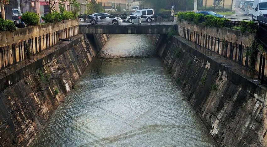 Aydın'da son günlerde etkili olan yağışlar sığ olan dereyi coşturdu. Su seviyesi gözle görülür derecede yükseldi