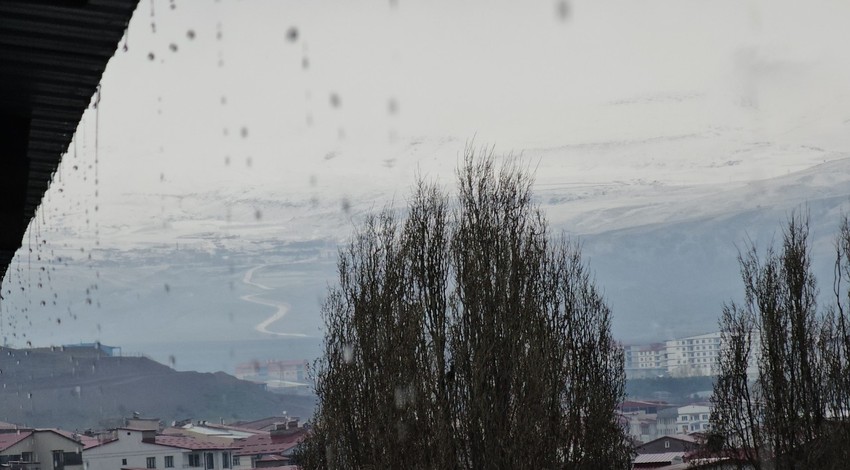 Bitlis'te öğle saatlerinde etkisini arttırdı. Yüksek kesimler kısa sürede beyaza büründü