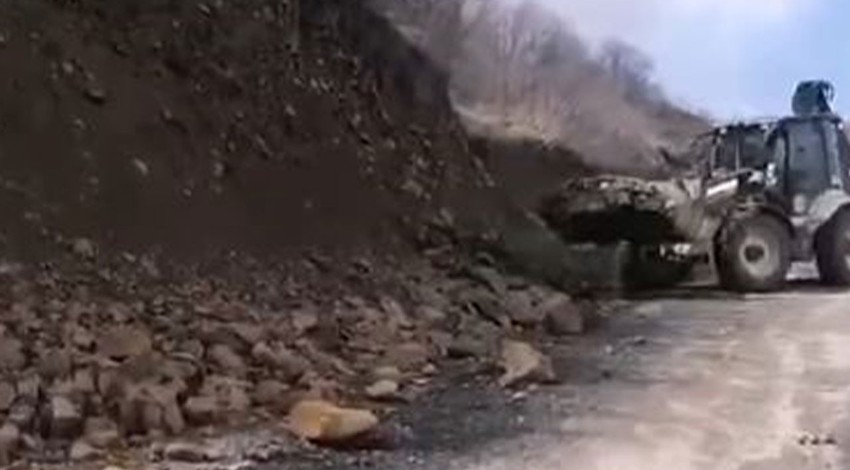 Elazığ'da yağışların ardından köy yoluna düştüler. ihbar üzerine harekete geçen ekipler yolu açtı