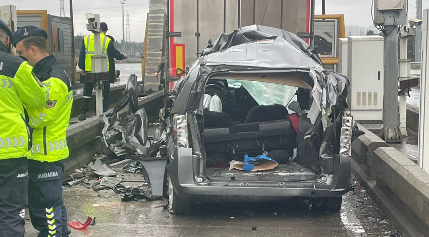 Pendik gişelerde ikinci facia! Ticari araç TIR'ın altına girdi: 1 ölü!