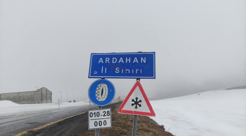 Ardahan'da kent merkezindeki yağmur yüksek kesimlerde ise kar yağışı etkili oldu