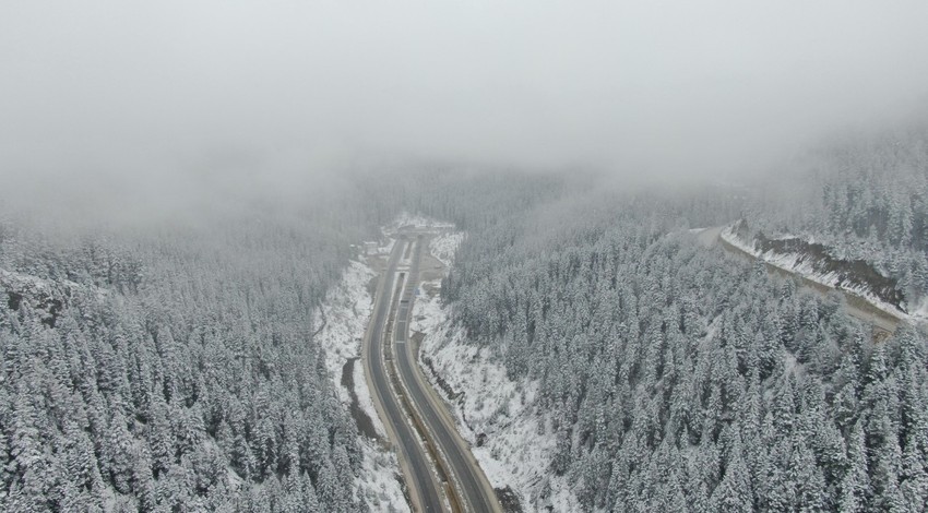 Meteoroloji'den gelen uyarının ardından Kastamonu'da etkili oldu. Ilgaz Dağı beyaz örtüyle kaplandı