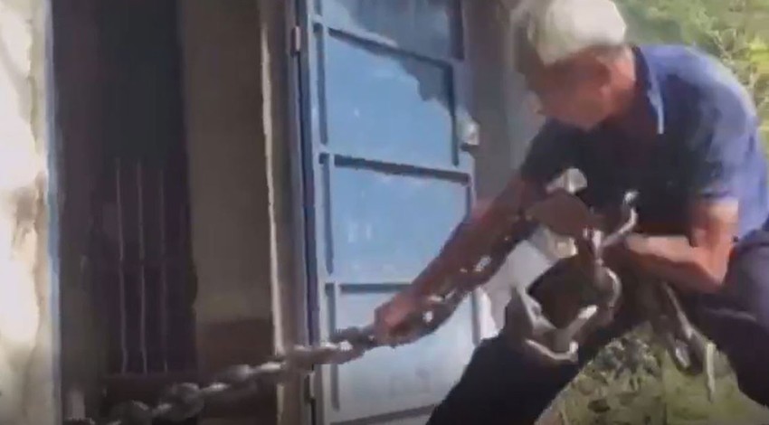 Hayvanı koca koca zincirlerle çekti. İçeriden çıkan hayvana gözleriniz inanmayacak