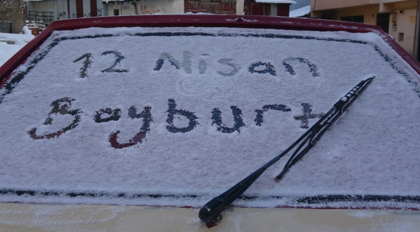 Bayburt'ta akşam uyuyan vatandaşlar, sabah bahar ayında kış mevsimine uyandı