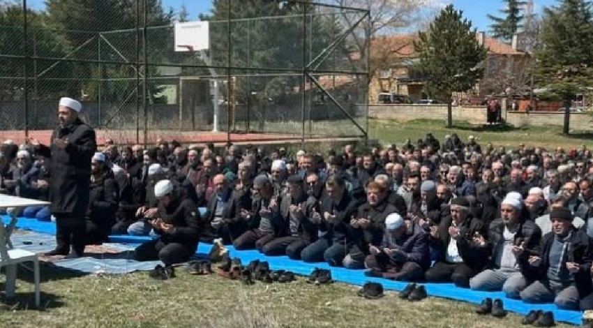 Konya'da 1000'lerce kişi tek bir doğa olayı için aynı yere akın etti... 1000'lercesinin derdi sadece 1