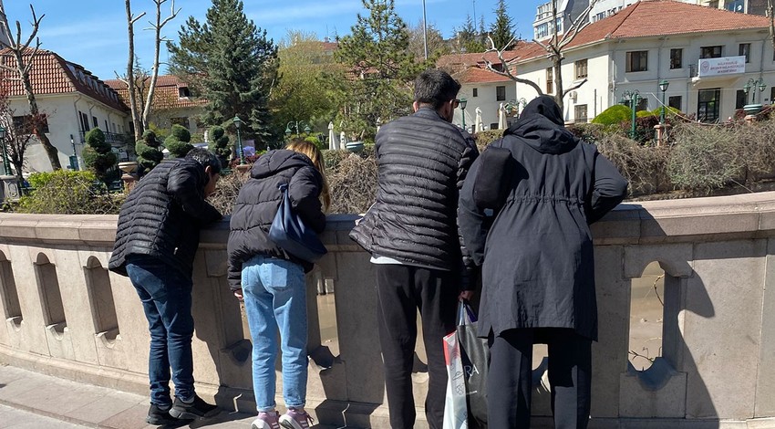 Eskişehir'in simgelerinden biri olan Porsuk Çayı'nda ilginç manzara! Vatandaşlar dakikalarca hayretle baktı