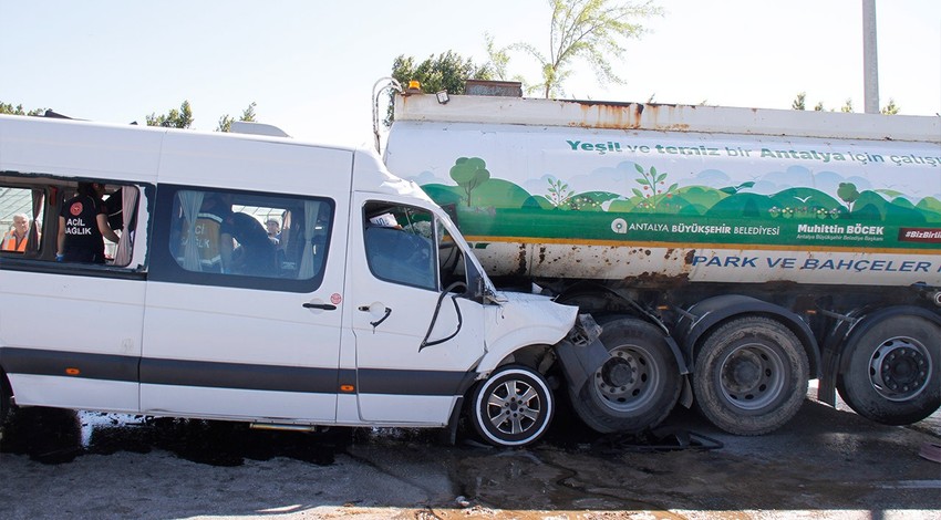 Antalya'da feci kaza: Tur minibüsü ve sulama tankeri çarpıştı! Çok sayıda yaralı