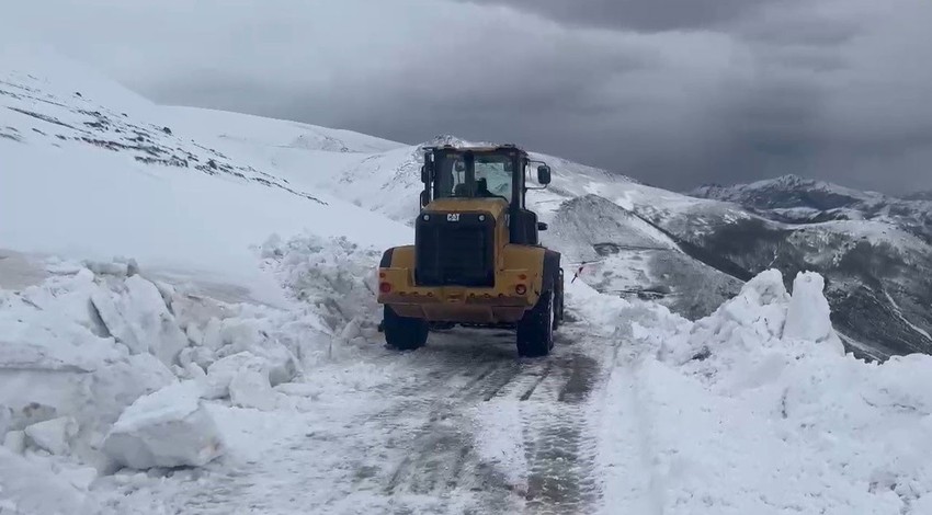 Bayburt'un yüksek kesimleri karla kaplandı. Karla mücadele ekiplerinin gece gündüz demeden çalışmaları sürüyor