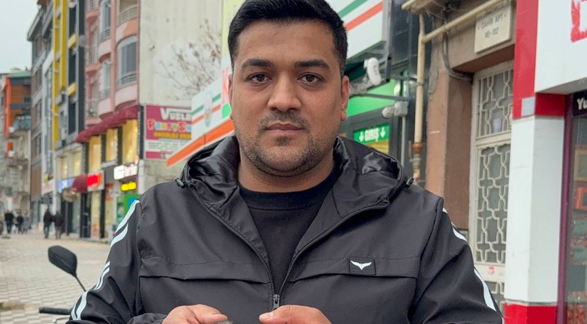 Tokat'ta yerde hareketsiz halde görünce ilk anda yaralı sandı. Eve götürüp beslemeye başladı, sonra doğaya bıraktı