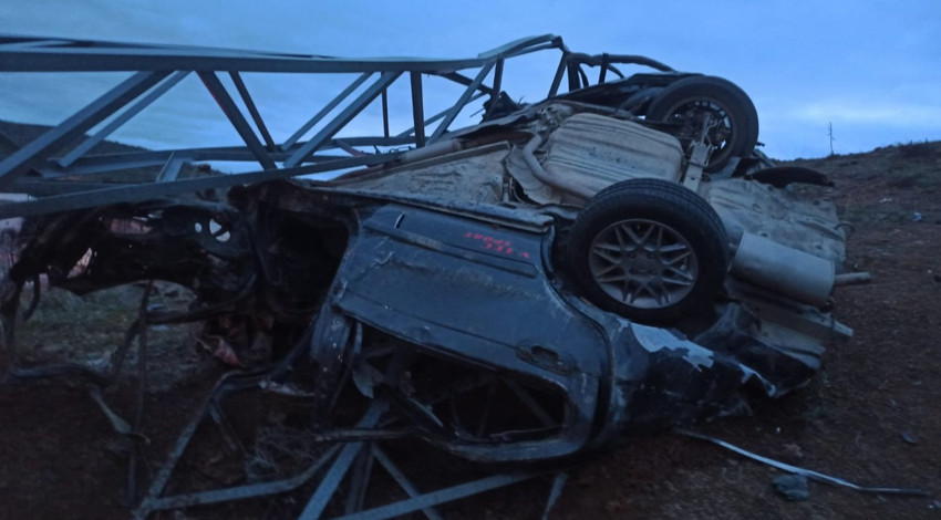 Bingöl’de feci olay! Çarptığı elektrik direği otomobilin üzerine düştü: Ölü ve yaralı var