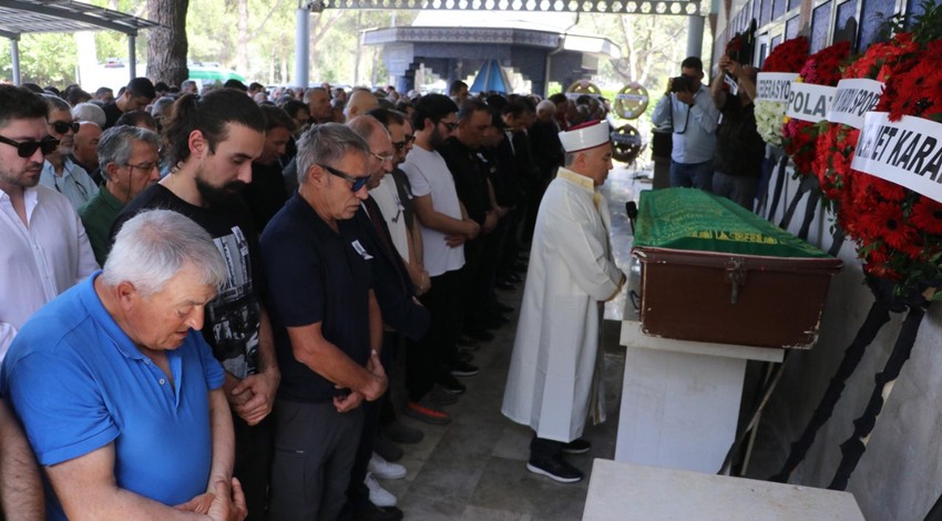 Ersun Yanal, babası Ural Yanal'ı toprağa verdi