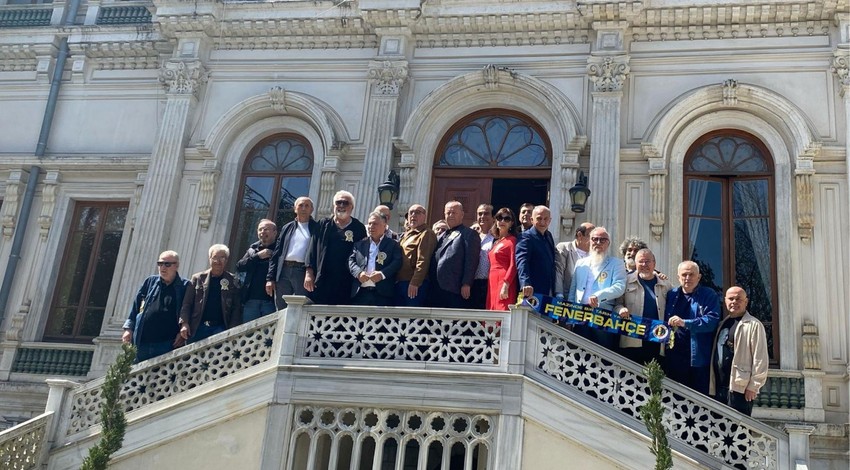 Hababam Sınıfı'nın efsaneleri 50’nci yılda bir araya geldi! Seneler sonra aynı sıralara oturdular