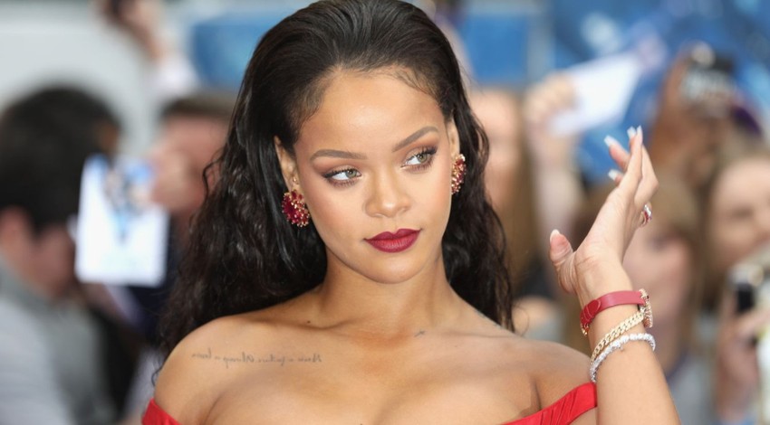"Vücudumu sergilediğim için pişmanım" demişti! Rihanna'dan iç çamaşırlı pozlar peş peşe geldi! O halleri ortalığı kasıp kavurdu