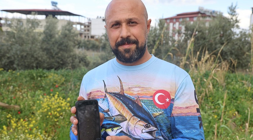 Hatay'da amatör balıkçı denize oltasını atınca ucuna takılan hayvana inanamadı. 1 tane gelmişti sadece arkadaşları inanmaz diye hemen fotoğrafını çekti