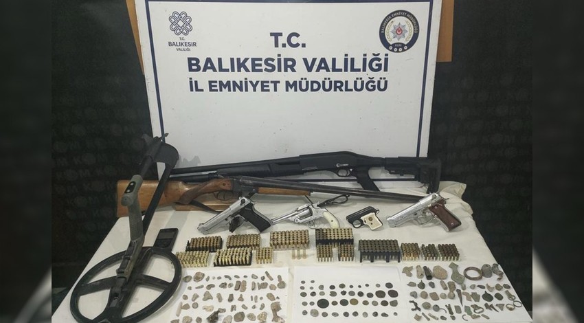 Erdek'te ruhsatsız silah ve tarihi eser operasyonu: 1 kişi yakalanarak gözaltına alındı!