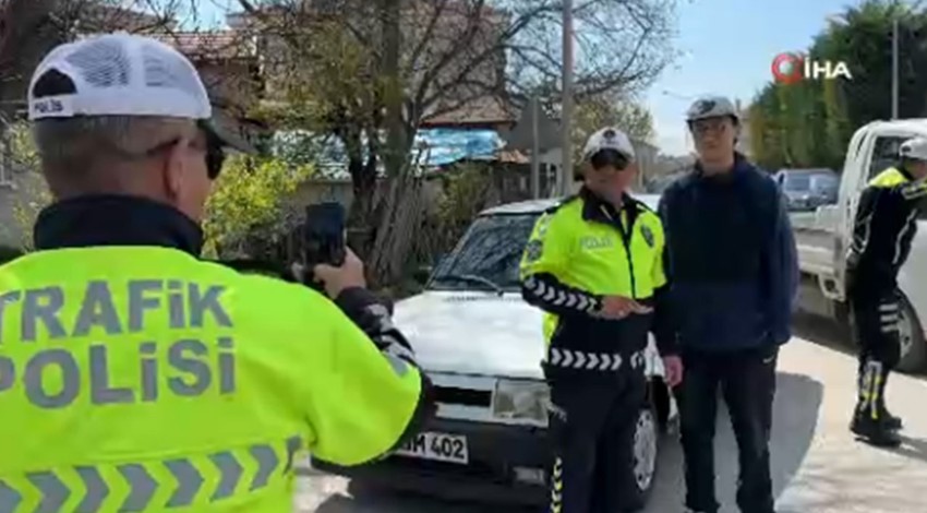 Bolu'da trafik denetiminde ilginç anlar! İlk kez çevirmeye takılınca hatıra için polisle fotoğraf çektirdi