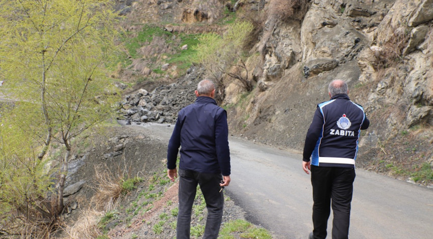 Hakkari'de yağışların ardından yola düşüp tehlikeye neden oluyordu. Ekipler acil harekete geçti