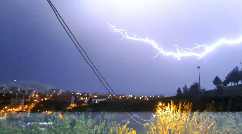 Diyarbakır'da gece vakti gökyüzünde peş peşe meydana geldi. Saniyeler içinde geceyi gündüze çevirdi