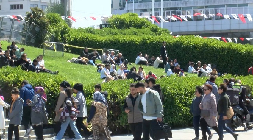 Depremi hisseden İstanbullular Taksim Gezi parkına akın etti!