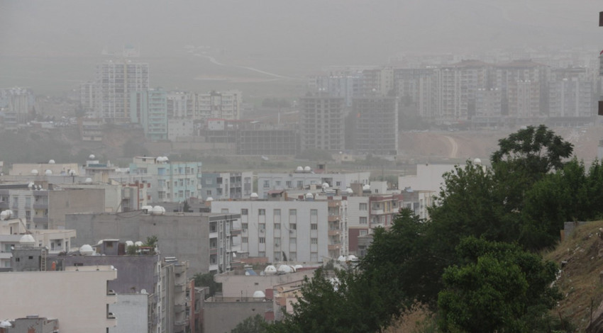 Şırnak'ın Cizre ilçesinde etkili oldu. Vatandaşlar evlerinden dışarı çıkamadı
