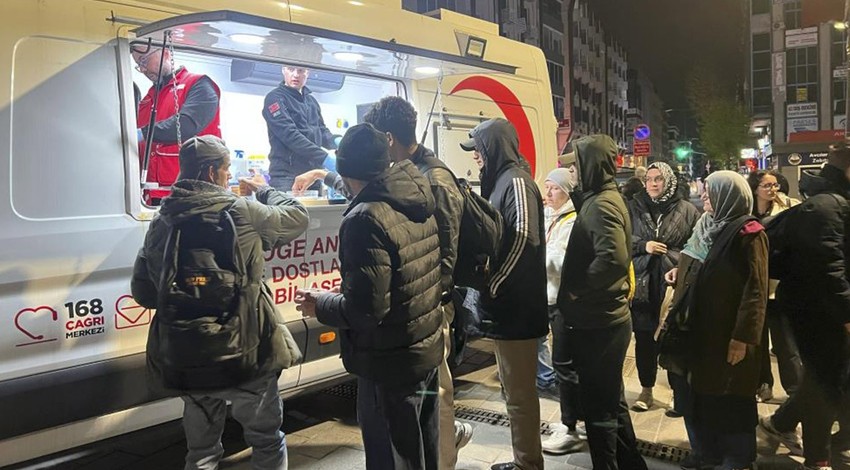 Türk Kızılay'dan İstanbul'a Mobil Aşevi desteği gece boyu sürdü!
