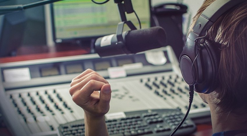 Aylar sonra fark edildi: Radyo programcısı insan değilmiş