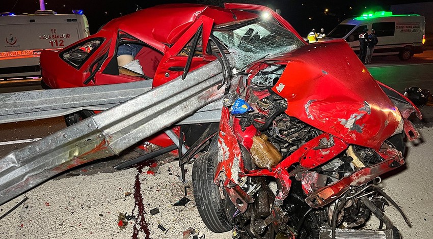 Kocaeli’de feci kaza: Otomobil bariyere çarptı; 2 ölü