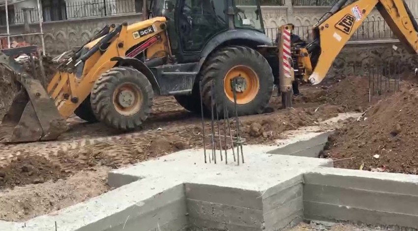 Bursa’da 4-5 aydır devam eden inşaat alanında fark edilen hayvanla detay herkesi hayrete düşürdü. İş makineleri acilen tek 1 hamlede kontak kapattı