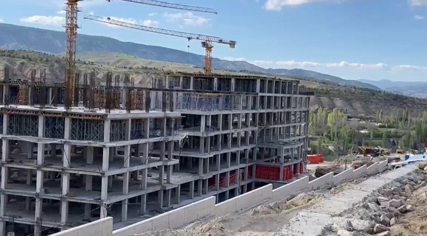 Hastane inşaatında feci kaza! Kule vinçten düşen işçi hayatını kaybetti
