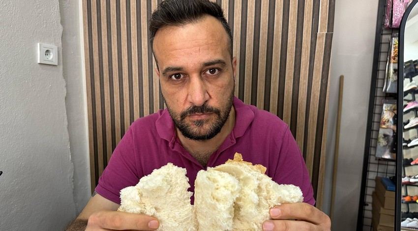 Ekmeğin içinden çıkan şoke etti! Ağzına atınca neye uğradığını şaşırdı!