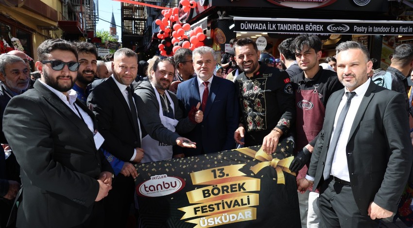 Üsküdar'da ilginç rekor! 5 dakikada 11 metre börek yedi! 10 gram altının sahibi oldu