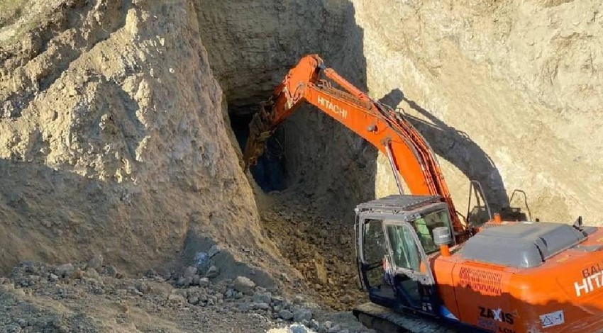 Karabük’te okul inşaatı kazısı sırasında iş makinesinin 4 dişlisi de toprakta sert bir zemine çarptı! Toprağı kaldırınca inanılmaz manzara ortaya çıktı