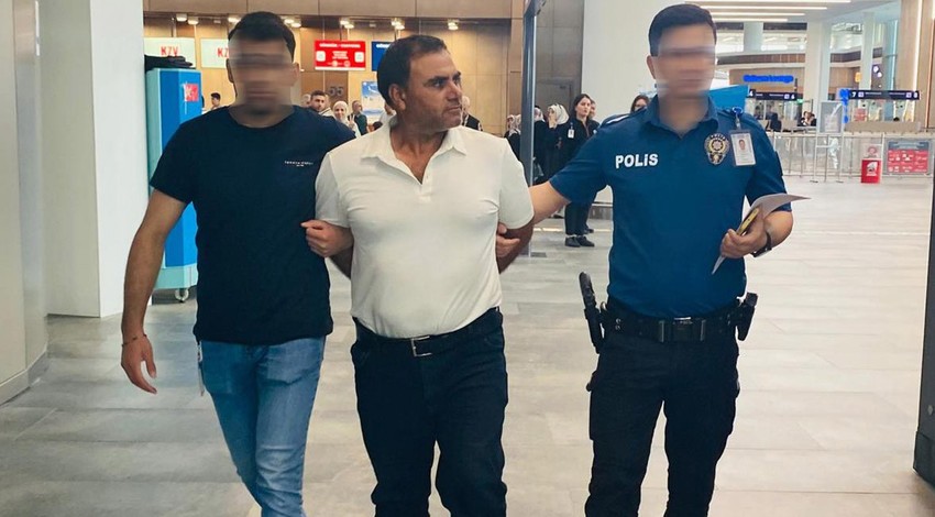 Interpol'ün kırmızı bültenle aradığı firari, pasaport kontrolünde yakalandı