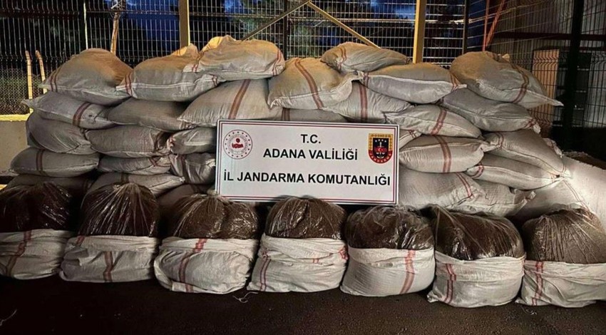 Adana'da kaçakçılık operasyonu: 3 ton 100 kilo kaçak tütün ele geçirildi