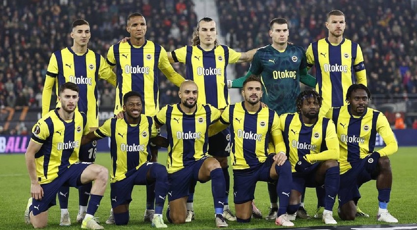 Fenerbahçe'de büyük kriz! Taraftar 2'si arasında tercihi yaptı "Hemen kadro dışı bırakılmalı"