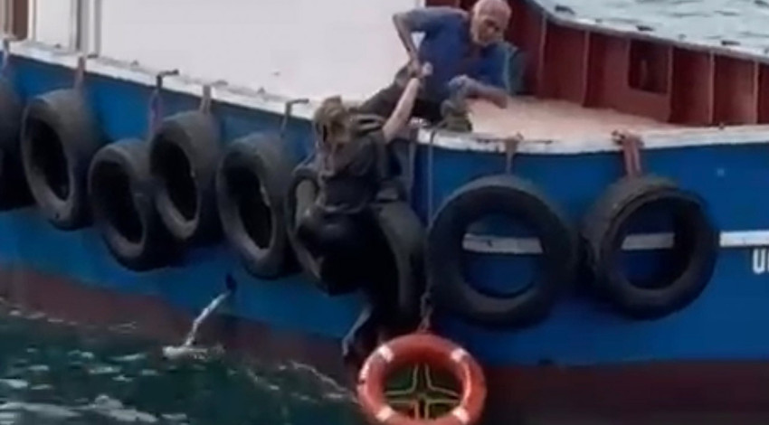 Kartal'da korku dolu anlar! Vapurdan denize düşen kadını balıkçılar kurtardı