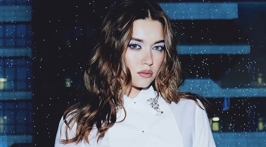 Afra Saraçoğlu'ndan yeni imajıyla set pozu: O paylaşımına beğeni ve yorum yağdı!
