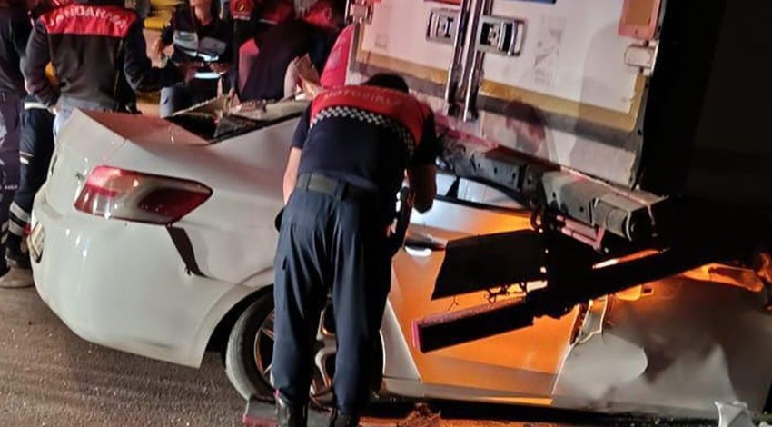 Mersin'de feci kaza: Otomobil, park halindeki TIR'a çarptı! 2 kişi can verdi