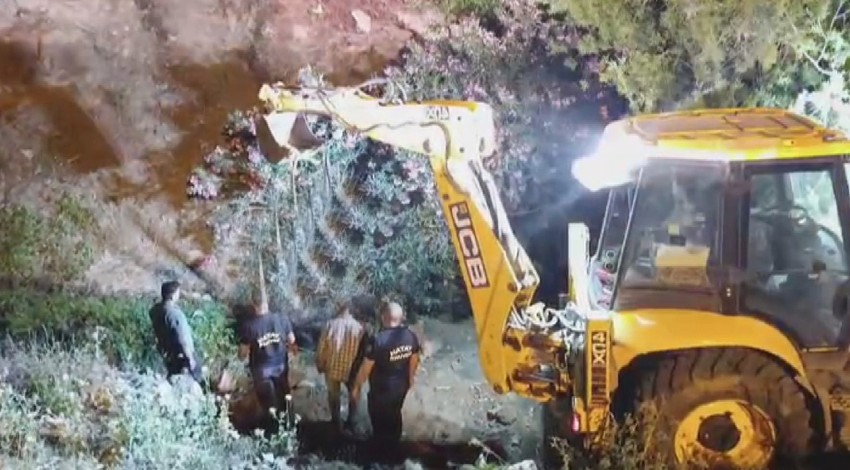 Hatay'da su kanalından acı acı bağırış sesleri geliyordu. 1 tanesi için ihbar üzerine  gelen iş makinesi operatörü gördüğü manzara ile dondu kaldı