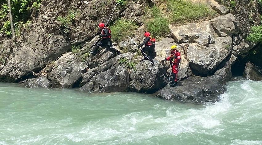 Derede yüzerken kaybolan genci arama çalışmaları sürüyor!