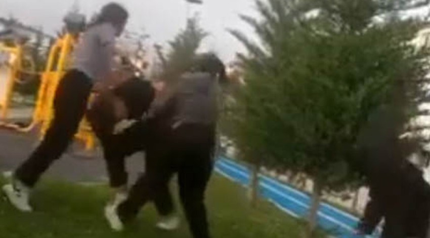 Ortaokul öğrencisine akran zorbalığı! Yumruk atıp tekmelediler: O dehşet anları kamerada