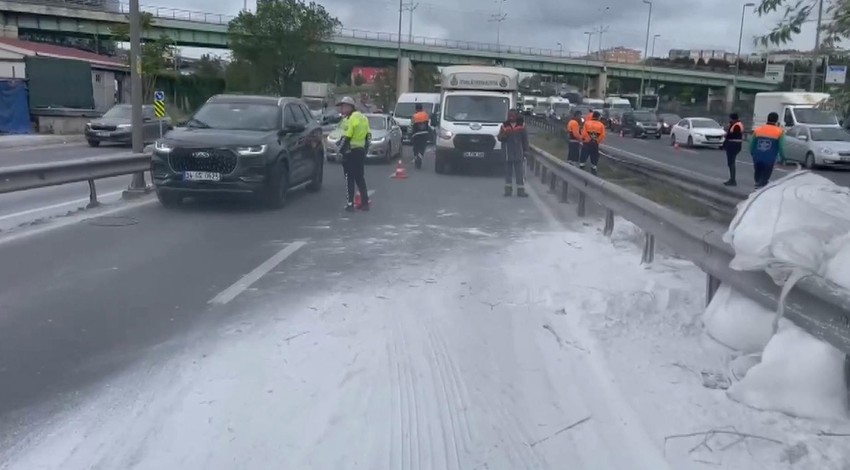 Zeytinburnu Merter mevkisinde toz alçı yüklü TIR, bariyerlere çarptı: D-100'de trafik oluştu!