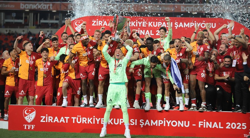 Şampiyon Galatasaray kupasını kaldırdı