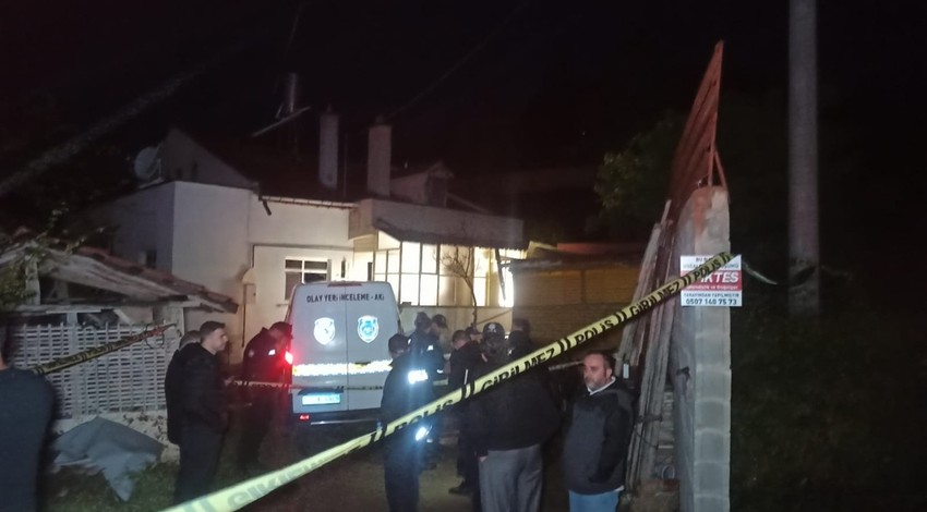 Yakınları camı kırıp içeri girdi! Korkunç manzarayla karşılaştılar!