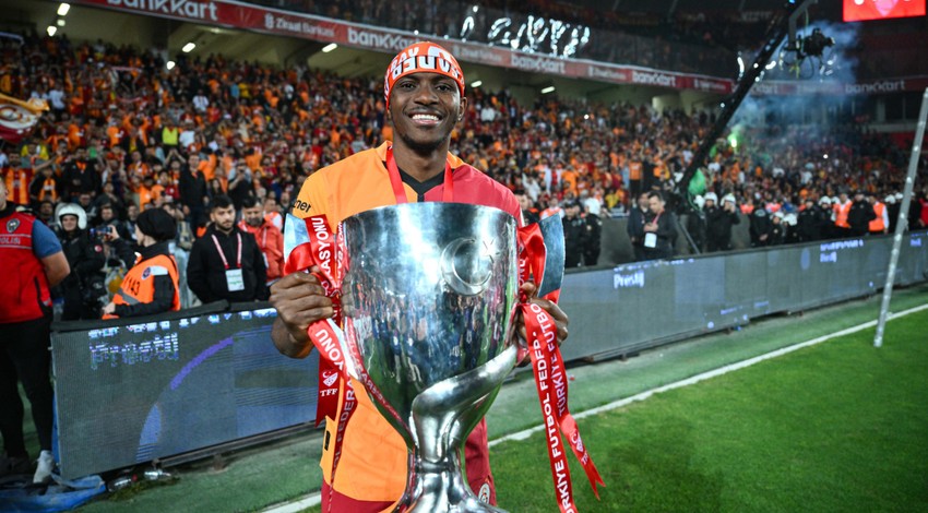 Finale damgasını vurdu! Victor Osimhen, Galatasaray tarihine geçti! Efsane ismi geride bıraktı