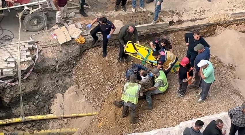 Bursa'da korku dolu saatler! Toprak altında kalan işçi arkadaşları tarafından kurtarıldı