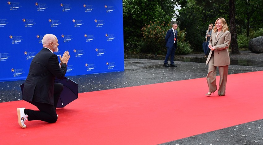 Kırmızı halıda böylesi görülmedi! Tiran’daki Zirve’ye Rama’nın Meloni jesti damga vurdu