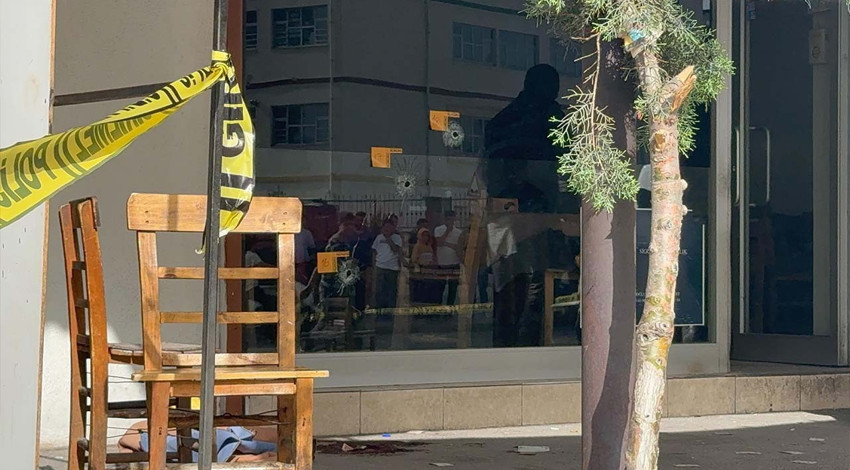 Kıraathane önünde oturan 24 yaşındaki gence 14 el ateş edildi
